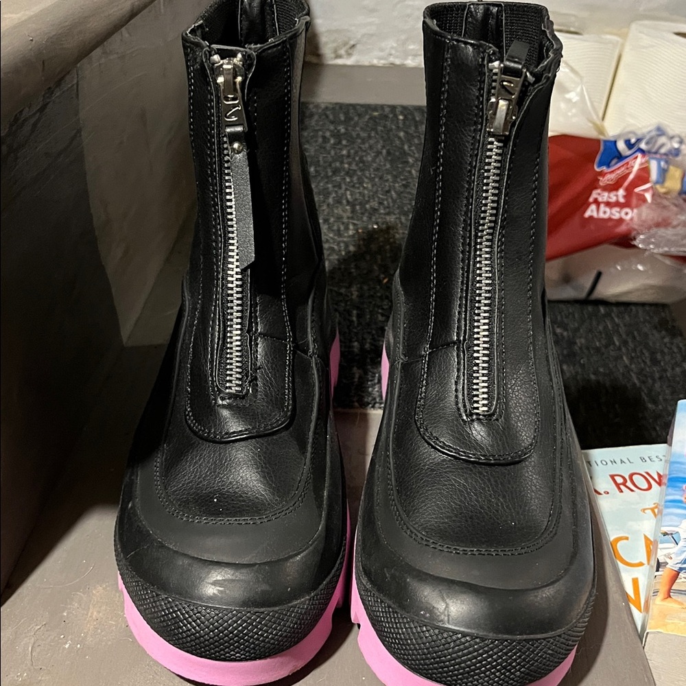 NWOT Circus by Sam Edelman Black Ankle Boots with Pink Sole